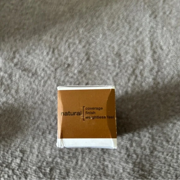 Essence Pretty Natural Hydrating Foundation “260 Warm Nutmeg” 1oz - Picture 5 of 5